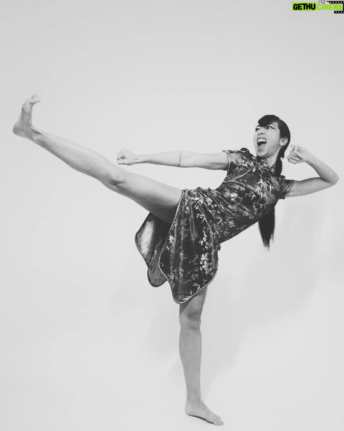 Tess Masazza Instagram - Everybody was KUNG FU DANCING! ๐ผ๐ค Foto di @lucia.iuorio Post by @luca.retouching MuA by @valentinaiuorio Presso @studio.lu_roma #kungfu #dancing #kungfupanda #shaolin #kungfugirl #vintage #brucelee #enterthedragon