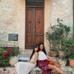 Tess Masazza Instagram – Di mia mamma mia sorella ha preso il colore della pelle, io i tratti del viso. Lei la sua dolcezza, io la sua ironia. Lei i suoi capelli ricci (che mia sorella si stira con la piastra facendomi innervosire), io le sue movenze. Lei il suo carattere, io la sua personalità. 
Ma alla fine siamo talmente uguali in tutto che ci prendono per gemelle e non potrei esserne più orgogliosa. ❤️