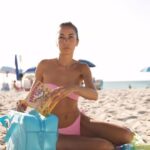 Tess Masazza Instagram - Mi stai fissando? Eh? Eh? Invece non è come sembra, proprio come il nuovo gelato Maxibon con il cono di croccante biscotto (la mia parte preferita). @maxibon #NonÈComeSembra #adv