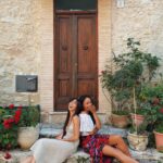 Tess Masazza Instagram – Di mia mamma mia sorella ha preso il colore della pelle, io i tratti del viso. Lei la sua dolcezza, io la sua ironia. Lei i suoi capelli ricci (che mia sorella si stira con la piastra facendomi innervosire), io le sue movenze. Lei il suo carattere, io la sua personalità. 
Ma alla fine siamo talmente uguali in tutto che ci prendono per gemelle e non potrei esserne più orgogliosa. ❤️
