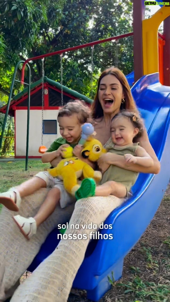 Thaila Ayala Instagram - Mãe que aquece, que acolhe, que vibra, que guia, assim como minha mãe foi para mim essa é a mãe que eu quero ser para os meus filhos, hoje e sempre. E é muito reconfortante saber que tenho aliados de confiança como @Novalginaoficial que Age rápido* e dura por horas**¹, para que eu sempre possa iluminar a vida dos meus filhos. E você, me conta aqui nos comentários uma história marcante com a sua mãe usando a hashtag #MinhaMaeMeuSol 💚 #publicidade NOVALGINA®️ (dipirona monoidratada). Indicação: analgésico e antitérmico. M.S.: 1.8620.0018. O USO DO MEDICAMENTO PODE TRAZER ALGUNS RISCOS. Leia atentamente a bula. SE PERSISTIREM OS SINTOMAS, O MÉDICO DEVERÁ SER CONSULTADO. Maio/2024. MAT-BR-2402046. 1- Bula Novalgina - profissional de saúde. *Início de ação de 30 a 60 minutos. **Novalgina tem ação por até 6 horas.