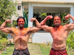Thakur Anoop Singh Instagram - Aankh main gulaal daalne gaya putra, Lo hogayi Mahabharat! 

This Holi is complete with Putra Duryodhan @arpitranka and our Kulvadhu and my dear पौत्रा’s (grand kids) with our parents. Been a long time since I truly enjoyed the festival. Wish you all a happy holi my friends ❤️ Pranipaat!