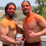Thakur Anoop Singh Instagram – Aankh main gulaal daalne gaya putra, Lo hogayi Mahabharat! 

This Holi is complete with Putra Duryodhan @arpitranka and our Kulvadhu and my dear पौत्रा’s (grand kids) with our parents. Been a long time since I truly enjoyed the festival. Wish you all a happy holi my friends ❤️ Pranipaat!