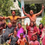 Thakur Anoop Singh Instagram – Aankh main gulaal daalne gaya putra, Lo hogayi Mahabharat! 

This Holi is complete with Putra Duryodhan @arpitranka and our Kulvadhu and my dear पौत्रा’s (grand kids) with our parents. Been a long time since I truly enjoyed the festival. Wish you all a happy holi my friends ❤️ Pranipaat!