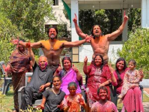 Thakur Anoop Singh Instagram - Aankh main gulaal daalne gaya putra, Lo hogayi Mahabharat! 

This Holi is complete with Putra Duryodhan @arpitranka and our Kulvadhu and my dear पौत्रा’s (grand kids) with our parents. Been a long time since I truly enjoyed the festival. Wish you all a happy holi my friends ❤️ Pranipaat!