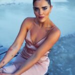 Thalí García Instagram – Hoy terminé un ciclo “importante de mi vida”.

Un cambio drástico que veía venir desde hace meses, un final que conocía y me incomodaba, que por momentos me hizo sentir triste e insegura. He reflexionado mucho sobre el tema y me gustaría compartirles que muchas veces: las cosas, las personas ó las situaciones son importantes solo porque NOSOTROS LES DAMOS ESE VALOR. Nada puede afectarte o detenerte si tú no le entregas antes ese poder. Debo decir que por muchos años le entregue mis sueños y mi fé a una canasta, una que me hablaba del futuro, de amores y muchos colores, una que para mí era la mejor canasta de todas aunque que muchas veces se sintiera vacía y en otras tantas me hiciera sentir poco merecedora. Pensaba que con el tiempo esa canasta voltearía a mirarme y me elegiría de la misma manera que la elegí a ella por tanto tiempo, pero fue el mismo tiempo que me mostró; que no hay valor que puedas recibir de los demás, si tú mismo no sabes cuanto es lo que vales. Entendí: que a veces hay que irse para que te extrañen, que hay que brillar en otros faros para que cuando mires atrás, lo que hayas dejado atrás ya no importe. Muchas veces la evolución está a la vuelta del miedo. Detrás de la zona de comfort. Abandona lo que conoces para pueda llegar lo desconocido, las cosas y las personas tienen en común la fecha de caducidad y eso no está mal, quizá ese algo o ese alguien ya cumplió su misión en tu vida y aferrarte solo te traerá mal estar y la imposibilidad de que cosas y personas mejores te sucedan. Me quedó de estos años: el amor que me tengo, mi resiliencia y lo CHINGONA que hoy se que soy. 

🫀