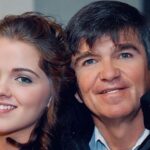 Thalí García Instagram - Mi papá tuvo un accidente hace 6 años, derivado del mismo, desarrolló demencia frontotemporal; una enfermedad sumamente cruel y degenerativa. Hace años que mi padre no sabe quienes somos, ni quién es el, recuerda muy pocas cosas en general. Ver desaparecer lentamente a un ser amado, es un tormento que no le deseo a nadie. Esta época que debería ser solo felicidad, ha sido muy complicada, en días pasados me dolía hasta respirar. Yo soy todo lo que soy gracias a la enseñanzas de mi viejo, fue un padre ejemplar y un ser humano maravilloso, generoso, simpático, daba: hasta lo que no tenía y cuando no tenía te regalaba una sonrisa ó el mejor consejo de tu vida. Le conté que el 2024 venía acompañado de un gran reto, una competencia muy fuerte, le dije que necesitaba de su consejo para ganar, después de toda la tarde intentar robarle unas palabras, me miró dulcemente y me dijo: “Dios te bendiga mijita”. Obviamente no era la respuesta que buscaba, pero vi en sus ojos el gran esfuerzo que hacía para seguir acompañándome y llegué a la inminente conclusión de que aunque mi padre se fuese pronto de este mundo, el vive y sigue existiendo a través de mi. Te dedico todo lo bueno que viene papá, lo recibiré con humildad y lo pelearé con mucha dignidad, te lo prometo por mi amor. Gracias mamá por no abandonar a mi padre, por tu inmenso amor y ternura, por la paciencia y la dedicación con la que sigues amándolo, eres todo lo que está bien en este mundo. Te homenajeo con toda mi admiración y respeto y le pido a la vida que me permita regresarte en esta vida tan solo un poco de lo mucho que nos das. A ustedes que leen: aprovechen, gocen a sus padres, ámenlos, abrácenlos, conversen con ellos. Yo daría mi reino por un café con mi apá. Y si a veces solo les muestro lo rosa que hay en mi vida, es porqué así mismo me enseñó el: veamos lo bueno de la vida, sonriamos al destino cuando nos de la espalda y atesoremos fuerte las oportunidades que la vida nos da. Este año que viene les deseo: amor y salud en compañía de sus seres queridos, por que si tienen eso: lo tienen todo! 🩵 Atte, La hija de Don Simón.