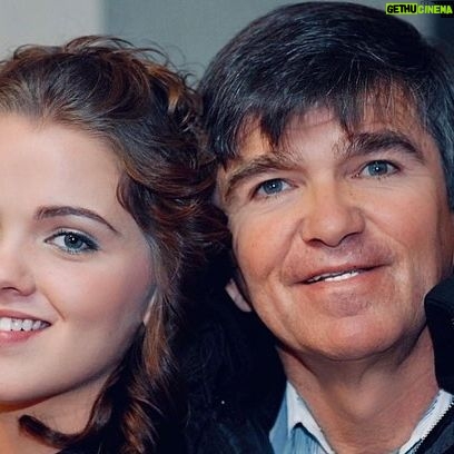 Thalí García Instagram - Mi papá tuvo un accidente hace 6 años, derivado del mismo, desarrolló demencia frontotemporal; una enfermedad sumamente cruel y degenerativa. Hace años que mi padre no sabe quienes somos, ni quién es el, recuerda muy pocas cosas en general. Ver desaparecer lentamente a un ser amado, es un tormento que no le deseo a nadie. Esta época que debería ser solo felicidad, ha sido muy complicada, en días pasados me dolía hasta respirar. Yo soy todo lo que soy gracias a la enseñanzas de mi viejo, fue un padre ejemplar y un ser humano maravilloso, generoso, simpático, daba: hasta lo que no tenía y cuando no tenía te regalaba una sonrisa ó el mejor consejo de tu vida. Le conté que el 2024 venía acompañado de un gran reto, una competencia muy fuerte, le dije que necesitaba de su consejo para ganar, después de toda la tarde intentar robarle unas palabras, me miró dulcemente y me dijo: “Dios te bendiga mijita”. Obviamente no era la respuesta que buscaba, pero vi en sus ojos el gran esfuerzo que hacía para seguir acompañándome y llegué a la inminente conclusión de que aunque mi padre se fuese pronto de este mundo, el vive y sigue existiendo a través de mi. Te dedico todo lo bueno que viene papá, lo recibiré con humildad y lo pelearé con mucha dignidad, te lo prometo por mi amor. Gracias mamá por no abandonar a mi padre, por tu inmenso amor y ternura, por la paciencia y la dedicación con la que sigues amándolo, eres todo lo que está bien en este mundo. Te homenajeo con toda mi admiración y respeto y le pido a la vida que me permita regresarte en esta vida tan solo un poco de lo mucho que nos das. A ustedes que leen: aprovechen, gocen a sus padres, ámenlos, abrácenlos, conversen con ellos. Yo daría mi reino por un café con mi apá. Y si a veces solo les muestro lo rosa que hay en mi vida, es porqué así mismo me enseñó el: veamos lo bueno de la vida, sonriamos al destino cuando nos de la espalda y atesoremos fuerte las oportunidades que la vida nos da. Este año que viene les deseo: amor y salud en compañía de sus seres queridos, por que si tienen eso: lo tienen todo! 🩵 Atte, La hija de Don Simón.