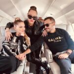 Thalí García Instagram - When family says JUMP, you say: HOW HIGH? ✈️❤️‍🔥 Yo tenía 14 años cuando conocí a Gabi, automáticamente se convertiría en mi mejor amiga, ella me vio en medio de un mundo donde todo me hacía sentir invisible. Ella me inspiró junto con mis padres a siempre creer en mi, a que me fuera de Hermosillo a perseguir un sueño. Sueño que muchas veces pareció imposible. Con los años apareció Gabo, el otro mejor amigo que no soportaba porque tóxica si soy y a gabi la quería solo para mí; aprendimos a compartirla, con el tiempo nos convertimos en los 3 mosqueteros, amigos por casualidad, familia por elección. Después de 17 años de amistad, un divorcio, la llegada de un nuevo integrante y 2 niños maravillosos, hoy esos 3 mosqueteros se convirtieron en 4. Aparte de mis padres, mi hermana y mis hijos. Estos 3 seres son: mi verdadera resistencia. Los amigos, en realidad son la familia que nosotros elegimos para compartir lo bueno y lo malo. No se necesitan muchos, se necesitan verdaderos. Lealtad y agradecimiento, dos valores importantes que muchos deberían de aprender. Que ruede el mundo, nosotros juntos pa’ siempre. Let’s be honest, en colaboración con @jetstimemx somos todavía mas chingones. 😛😛😛🔥 #jetsetter