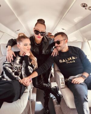 Thalí García Instagram - When family says JUMP, you say: HOW HIGH? ✈️❤️‍🔥

Yo tenía 14 años cuando conocí a Gabi, automáticamente se convertiría en mi mejor amiga, ella me vio en medio de un mundo donde todo me hacía sentir invisible. Ella me inspiró junto con mis padres a siempre creer en mi, a que me fuera de Hermosillo a perseguir un sueño. Sueño que muchas veces pareció imposible. Con los años apareció Gabo, el otro mejor amigo que no soportaba porque  tóxica si soy y a gabi la quería solo para mí; aprendimos a compartirla, con el tiempo nos convertimos en los 3 mosqueteros, amigos por casualidad, familia por elección. Después de 17 años de amistad, un divorcio, la llegada de un nuevo integrante y 2 niños maravillosos, hoy esos 3 mosqueteros se convirtieron en 4. Aparte de mis padres, mi hermana y mis hijos. Estos 3 seres son: mi verdadera resistencia. Los amigos, en realidad son la familia que nosotros elegimos para compartir lo bueno y lo malo. No se necesitan muchos, se necesitan verdaderos. Lealtad y agradecimiento, dos valores importantes que muchos deberían de aprender. Que ruede el mundo, nosotros juntos pa’ siempre. 

Let’s be honest, en colaboración con @jetstimemx somos todavía mas chingones. 😛😛😛🔥

#jetsetter