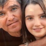 Thalí García Instagram - Mi papá tuvo un accidente hace 6 años, derivado del mismo, desarrolló demencia frontotemporal; una enfermedad sumamente cruel y degenerativa. Hace años que mi padre no sabe quienes somos, ni quién es el, recuerda muy pocas cosas en general. Ver desaparecer lentamente a un ser amado, es un tormento que no le deseo a nadie. Esta época que debería ser solo felicidad, ha sido muy complicada, en días pasados me dolía hasta respirar. Yo soy todo lo que soy gracias a la enseñanzas de mi viejo, fue un padre ejemplar y un ser humano maravilloso, generoso, simpático, daba: hasta lo que no tenía y cuando no tenía te regalaba una sonrisa ó el mejor consejo de tu vida. Le conté que el 2024 venía acompañado de un gran reto, una competencia muy fuerte, le dije que necesitaba de su consejo para ganar, después de toda la tarde intentar robarle unas palabras, me miró dulcemente y me dijo: “Dios te bendiga mijita”. Obviamente no era la respuesta que buscaba, pero vi en sus ojos el gran esfuerzo que hacía para seguir acompañándome y llegué a la inminente conclusión de que aunque mi padre se fuese pronto de este mundo, el vive y sigue existiendo a través de mi. Te dedico todo lo bueno que viene papá, lo recibiré con humildad y lo pelearé con mucha dignidad, te lo prometo por mi amor. Gracias mamá por no abandonar a mi padre, por tu inmenso amor y ternura, por la paciencia y la dedicación con la que sigues amándolo, eres todo lo que está bien en este mundo. Te homenajeo con toda mi admiración y respeto y le pido a la vida que me permita regresarte en esta vida tan solo un poco de lo mucho que nos das. A ustedes que leen: aprovechen, gocen a sus padres, ámenlos, abrácenlos, conversen con ellos. Yo daría mi reino por un café con mi apá. Y si a veces solo les muestro lo rosa que hay en mi vida, es porqué así mismo me enseñó el: veamos lo bueno de la vida, sonriamos al destino cuando nos de la espalda y atesoremos fuerte las oportunidades que la vida nos da. Este año que viene les deseo: amor y salud en compañía de sus seres queridos, por que si tienen eso: lo tienen todo! 🩵 Atte, La hija de Don Simón.