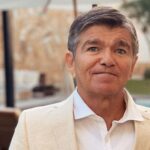 Thalí García Instagram - Mi papá tuvo un accidente hace 6 años, derivado del mismo, desarrolló demencia frontotemporal; una enfermedad sumamente cruel y degenerativa. Hace años que mi padre no sabe quienes somos, ni quién es el, recuerda muy pocas cosas en general. Ver desaparecer lentamente a un ser amado, es un tormento que no le deseo a nadie. Esta época que debería ser solo felicidad, ha sido muy complicada, en días pasados me dolía hasta respirar. Yo soy todo lo que soy gracias a la enseñanzas de mi viejo, fue un padre ejemplar y un ser humano maravilloso, generoso, simpático, daba: hasta lo que no tenía y cuando no tenía te regalaba una sonrisa ó el mejor consejo de tu vida. Le conté que el 2024 venía acompañado de un gran reto, una competencia muy fuerte, le dije que necesitaba de su consejo para ganar, después de toda la tarde intentar robarle unas palabras, me miró dulcemente y me dijo: “Dios te bendiga mijita”. Obviamente no era la respuesta que buscaba, pero vi en sus ojos el gran esfuerzo que hacía para seguir acompañándome y llegué a la inminente conclusión de que aunque mi padre se fuese pronto de este mundo, el vive y sigue existiendo a través de mi. Te dedico todo lo bueno que viene papá, lo recibiré con humildad y lo pelearé con mucha dignidad, te lo prometo por mi amor. Gracias mamá por no abandonar a mi padre, por tu inmenso amor y ternura, por la paciencia y la dedicación con la que sigues amándolo, eres todo lo que está bien en este mundo. Te homenajeo con toda mi admiración y respeto y le pido a la vida que me permita regresarte en esta vida tan solo un poco de lo mucho que nos das. A ustedes que leen: aprovechen, gocen a sus padres, ámenlos, abrácenlos, conversen con ellos. Yo daría mi reino por un café con mi apá. Y si a veces solo les muestro lo rosa que hay en mi vida, es porqué así mismo me enseñó el: veamos lo bueno de la vida, sonriamos al destino cuando nos de la espalda y atesoremos fuerte las oportunidades que la vida nos da. Este año que viene les deseo: amor y salud en compañía de sus seres queridos, por que si tienen eso: lo tienen todo! 🩵 Atte, La hija de Don Simón.
