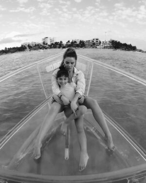 Thalí García Instagram - Estos últimos días fueron de absoluta dicha. El mar es súper sanador, he descubierto que las olas siempre llegan cargadas de entendimiento. Discúlpenme, si no me han visto por ahí las últimas semanas, haciendo promesas de campaña o tour de medios, con los años aprendí; que el pez, por su propia boca muere y la verdad, yo soy más de acciones. Sigo procesando la magnitud de la decisión que tomé, de lo que está por venir y hablando de abandonar el nido por 17 semanas, decidí pausar todo lo demás, para dedicar estos últimos momentos antes mi aislamiento, a lo más valioso que tengo, que es: mi familia. Eso no significa que no me emociona la competencia, ó todo el apoyo que me han mostrado, al contrario, siento una gran responsabilidad, de ser observada 24/7, sepan desde ya, que la verdadera competencia para mí, es conmigo misma, lograr combatir y controlar a mis demonios, por qué todos los tenemos, mi verdadero reto es: salir de esa casa, mejor que como entre. Si logro eso, para mí: ya gané. Ahí adentro no tendré rivales, tendré maestros, quiero aprender mucho de mis compañeros y seguramente hasta hacer nuevos amigos. Recuerden que aunque alguien no nos caiga bien, siempre puede regalarnos una hermosa lección. No puedo prometer que no cometeré errores, puedo prometerles que tendré la valentía y la humildad para enmendarlos. Entro con la firme convicción de sacar todo lo bueno que hay en mi y de que no entro sola: Dios va de la mano conmigo, como ha hecho siempre en cada reto y en cada prueba, LCDLF, no será la excepción. Tengo una familia que representar, unos padres maravillosos que me dejaron la vara muy alta y que no pienso defraudar. Y a ustedes mi gente; que han seguido por años, mi vida y mi trabajo, que me echan porras y que creen en mi como ganadora de esta competencia, solo puedo decirles: GRACIAS. Prometo no decepcionarlos. Voy a vivir al máximo esta experiencia, me divertiré y trataré de que tengan la temporada más divertida que se haya hecho hasta ahora. Ahora solo me queda pedirles: que no se la pierdan: todos los días 7pm/6c, obvio por @telemundo  Ahh y si me nominan, pues me rescatan! Los amo. Nos vemos en la final!!!🤭♥️

TG.
