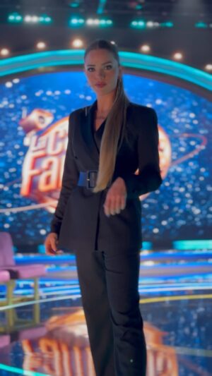 Thalí García Instagram - El mensaje está claro: this is war… 🌎🔥♥️😍 
Con los pies más en la #TIERRA que nunca. Con la familia nadie se mete. Sintonicen ya Telemundo para encontrarnos en una nueva Gala!!! 🔥🔥🔥🔥

@lupilloriveraofficial 
@gregoriopernia 
@maripilyoficial 
@gutierrezary 
@rodrigo_romeh 
@clovisnienow 
@ladivaza 

#teamtierra #teamthali #teampinky #lcdlf4 #telemundo 

@lacasadelosfamosostlmd @telemundorealities @endemolshinebd @lajefatlmd @telemundo
