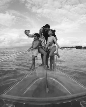 Thalí García Instagram - Estos últimos días fueron de absoluta dicha. El mar es súper sanador, he descubierto que las olas siempre llegan cargadas de entendimiento. Discúlpenme, si no me han visto por ahí las últimas semanas, haciendo promesas de campaña o tour de medios, con los años aprendí; que el pez, por su propia boca muere y la verdad, yo soy más de acciones. Sigo procesando la magnitud de la decisión que tomé, de lo que está por venir y hablando de abandonar el nido por 17 semanas, decidí pausar todo lo demás, para dedicar estos últimos momentos antes mi aislamiento, a lo más valioso que tengo, que es: mi familia. Eso no significa que no me emociona la competencia, ó todo el apoyo que me han mostrado, al contrario, siento una gran responsabilidad, de ser observada 24/7, sepan desde ya, que la verdadera competencia para mí, es conmigo misma, lograr combatir y controlar a mis demonios, por qué todos los tenemos, mi verdadero reto es: salir de esa casa, mejor que como entre. Si logro eso, para mí: ya gané. Ahí adentro no tendré rivales, tendré maestros, quiero aprender mucho de mis compañeros y seguramente hasta hacer nuevos amigos. Recuerden que aunque alguien no nos caiga bien, siempre puede regalarnos una hermosa lección. No puedo prometer que no cometeré errores, puedo prometerles que tendré la valentía y la humildad para enmendarlos. Entro con la firme convicción de sacar todo lo bueno que hay en mi y de que no entro sola: Dios va de la mano conmigo, como ha hecho siempre en cada reto y en cada prueba, LCDLF, no será la excepción. Tengo una familia que representar, unos padres maravillosos que me dejaron la vara muy alta y que no pienso defraudar. Y a ustedes mi gente; que han seguido por años, mi vida y mi trabajo, que me echan porras y que creen en mi como ganadora de esta competencia, solo puedo decirles: GRACIAS. Prometo no decepcionarlos. Voy a vivir al máximo esta experiencia, me divertiré y trataré de que tengan la temporada más divertida que se haya hecho hasta ahora. Ahora solo me queda pedirles: que no se la pierdan: todos los días 7pm/6c, obvio por @telemundo  Ahh y si me nominan, pues me rescatan! Los amo. Nos vemos en la final!!!🤭♥️

TG.