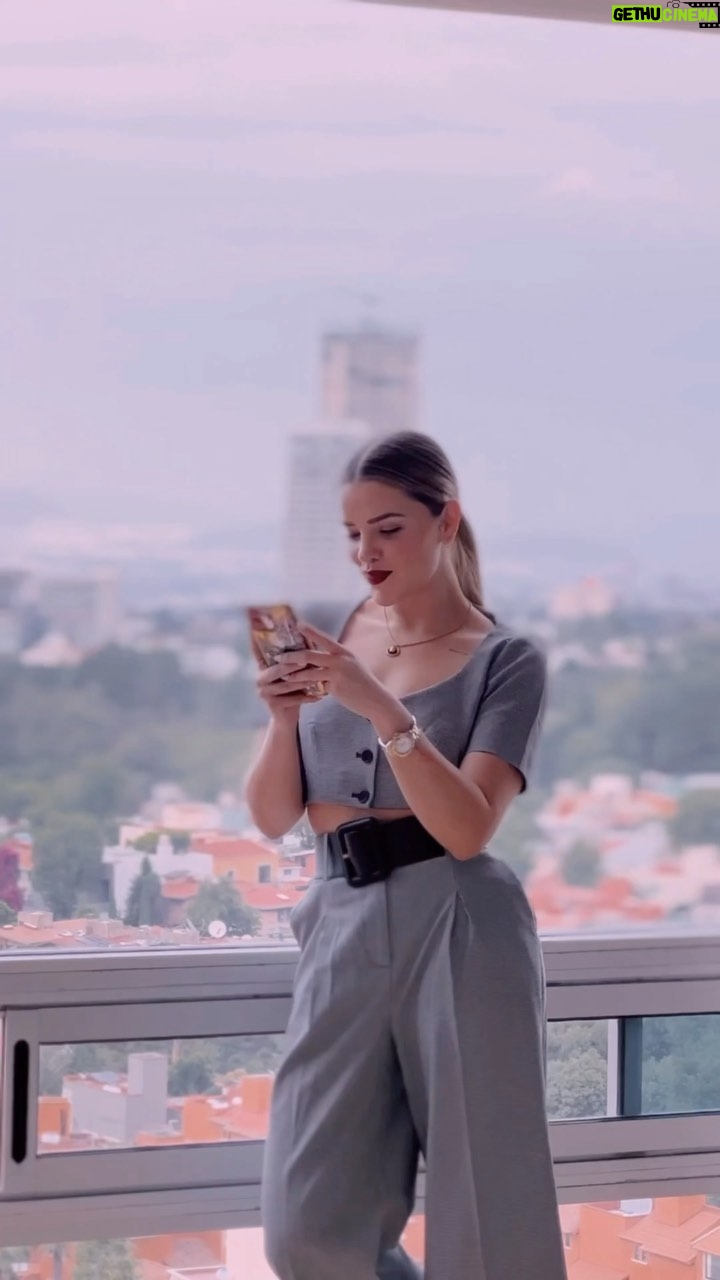 Thalí García Instagram - Con la Inteligencia Artificial de la app #ThinQ de @lgmexico puedo revisar de manera remota el estatus de mis dispositivos LG y dedicarme a hacer lo que más me gusta.