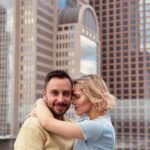 Thalí García Instagram – Hoy se cumplen 8 años exactos desde que, ante las leyes comenzamos a ser: Marido y Mujer. Ha sido un viaje largo, maravilloso, lleno de retos, de momentos muy redituables, de ver crecer a nuestros hijos y y verlos convertidos en personitas maravillosas. Ocho años de amarnos, enseñarnos, perdonarnos, mirarnos con ternura y compasión, donde nunca nos fuimos a la cama sin decirnos “perdón” tuve un mal día ó “Te amo” ó cruzar tu piecito con el mío. Aún en la distancia siempre hemos seguido eligiéndonos a pesar de la adversidad y la compleja monotonía. Hace 4 meses la vida nos cambió por completo: nos pusieron una trampa y caímos. Caímos creyendo que eso sería “lo mejor para nuestra familia”. Solo tú y yo sabemos cuánto lloramos esa decisión. Solo tú y yo dimensionamos cuánto nos engañaron y trataron de destruirnos. Sin embargo MÍRANOS: sin un peso en la bolsa pero moviendo montañas, volando más que caminando y de la mano de Dios: muy pronto cambiando el curso de las cosas. Generando precedentes muy importantes. Mostrándole al mundo, pero sobre todo a nuestros hijos: que esta vida es de los valientes, de los que se atreven. Que en la vida, si te tratan de agachar: levantas la frente, caminas erguido y con pasos firmes. Nunca pensé que después de tantos años de arduo trabajo de ambos, se sintiera como TENER QUE volver a comenzar. No le deseo a nadie el nivel de incertidumbre en el que hemos vivido los últimos 90 días, pero al mismo tiempo, NUNCA IMAGINÉ QUE ÉRAMOS TAN FUERTES. Que nuestra unión era tan poderosa, esos que ahora gozan “vernos caer”, esos que siempre envidiaron nuestro amor y perseverancia, tendrán la des-fortuna de tener que volvernos a admirar. Una y mil veces más. Nos admiro Pipe Aguilar. Amo nuestra resiliencia. A Dios le digo GRACIAS por prepararnos para lo mejor. Porque SÉ que se nos viene todo lo mejor. Gracias por ser mi compañero de viaje. Feliz aniversario cariño mío. El 8 es el número del infinito. ♾️ Ya la hicimos! 😉🩶 @felipeaguilardulce
