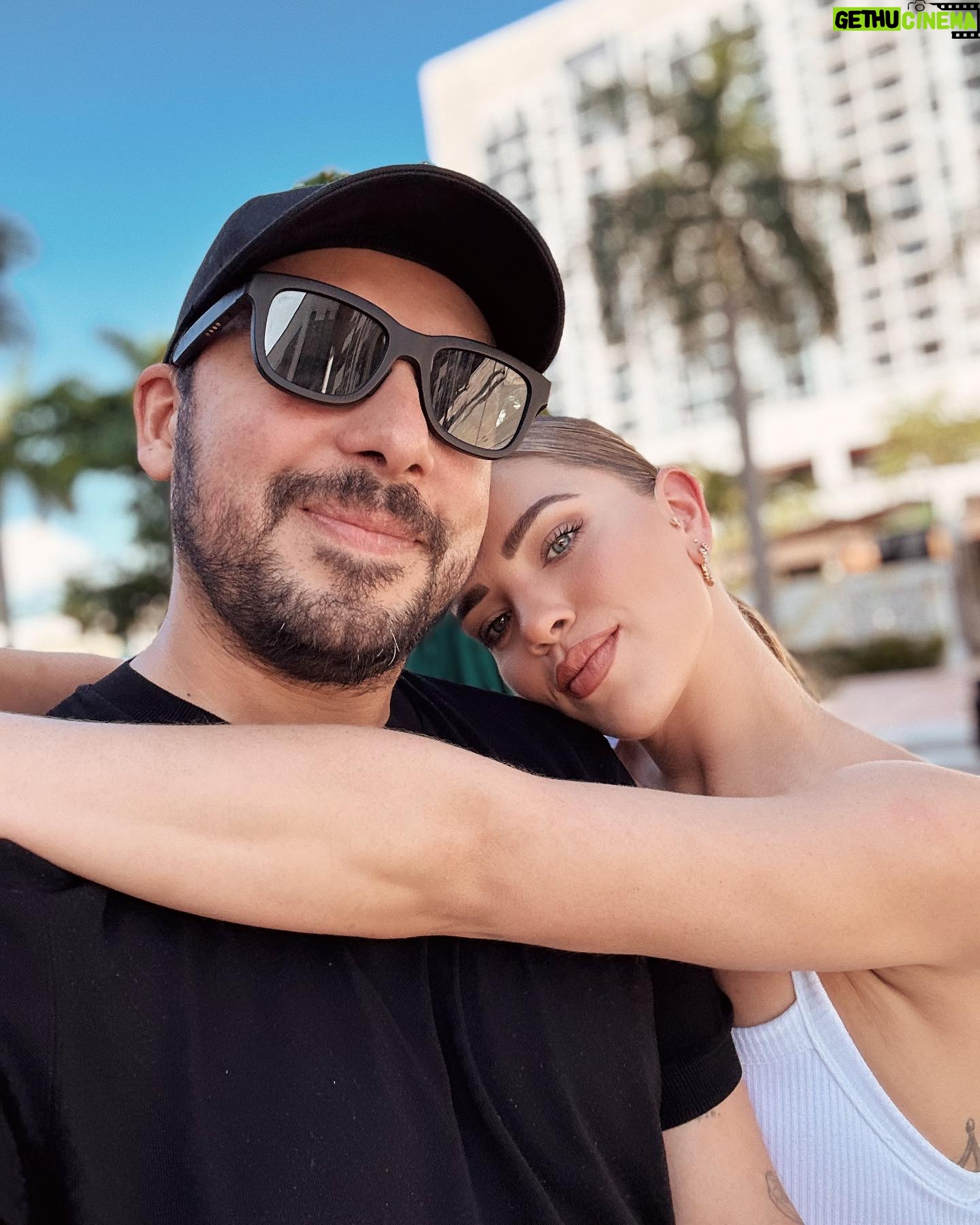 Thalí García Instagram - El matrimonio es complejo. El matrimonio es difícil. El matrimonio es retador. El matrimonio es desafiante. El matrimonio no es para todos. El matrimonio es monotonía. El matrimonio es reinventarse. El matrimonio es volver a intentar. El matrimonio es acompañamiento. El matrimonio es ternura. El matrimonio es pasión. El matrimonio es amor incondicional. El matrimonio es compromiso & libertad. El matrimonio es complicidad. El matrimonio es redituable. El matrimonio es sin duda: la decisión más longeva, más difícil de sostener, pero la más gratificante. Hace 7 años decidí caminar esta vida de tu mano y aunque por momentos pensé que esta historia había llegado a su fin, hoy te digo sí en el amor, sí, a seguir construyendo juntos, a guerrearla juntos, a seguir recorriéndonos el mundo tomados de la mano. Tener que despedirnos una vez más, es algo que no quisiera tener que hacer nunca más, pero la vida es para los valientes & el amor también, para quienes tienen el coraje de vivirla y de sentirlo. Así que nos toca seguirnos apoyándonos en nuestros sueños, así esos sueños nos lleven a códigos postales distintos de vez en cuando, creo en ti, me siento super orgullosa de tu talento y todo lo que haz & seguirás logrando, te mereces todo lo bueno que te sucede, tienes todo mi respeto y admiración. Gracias también, porqué desde que nos conocimos, nunca quisiste cortar mis alas, respetaste mi libertad, mi particular forma de ver la vida y eso hace que te ame, aún más. Te he echado mucho de menos, pero se que la espera valdrá la pena. @felipeaguilardulce 🐹♥️
