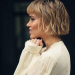 Thalí García Instagram – Amamos el mini #blondebob de @thaligarcia Si recordáis, transformamos su color a rosa para uno de sus proyectos, y días después volvimos al rubio. Trabajo de coloración minucioso y precioso por nuestra estilista Irene. Un rubio dorado achampanado que le da mucha luz a su tez dorada. Pelo @saloncheska Fotones por @tiempodecerezas #cabellodorado #goldenblonde #minihair #altapeluqueria #expertosencolor #rubiosperfectos
