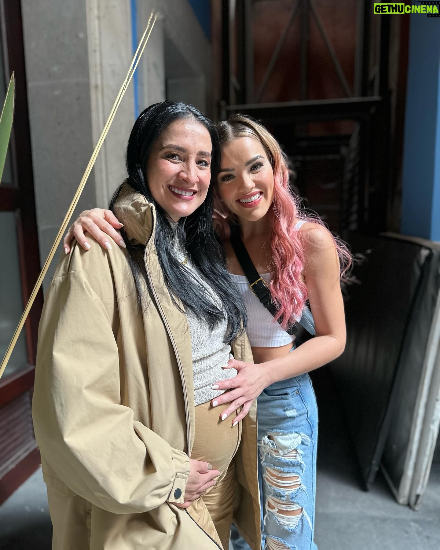 Thalí García Instagram - Como ya saben mi mejor amiga está embarazada, estamos a tan solo 3 semanas de conocer mi ahijado Vicente. Vicente ha sido un niño supremamente esperado; no solo por sus papás, también por todas las personas que los amamos. Yo personalmente me siento completamente afortunada de ser cómplice y compañía en este proceso, ha sido un embarazo privilegiado, lleno de ilusión y hoy particularmente me siento muy triste y frustrada porqué teníamos que estar celebrando juntas una ceremonia para bendecir la llegada de mi sobrino y no puedo estar ahí por una estúpida infección en la garganta. Se que mi @ivonnenino está triste también, pero por encima de las ganas que tengo de no perderme este momento. Amiga: están mis gana de cuidarte. Ni por un segundo pienses que no eres importante para mí. Tu familia y la mía están unidas para siempre por el corazón. @soygerardom prometo que compensaré está ausencia, disfrútenlo!! ❤️❤️❤️🥹 Los amo. #babyonboard Infinitas gracias siempre @dr.albertormrz por hacerlo suceder… 🥰