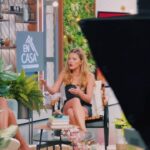Thalí García Instagram – Pisar un foro como conductora fue de las primeras cosas en la vida que me apasionaron y llenaron de seguridad, aún recuerdo la primera vez que pise un set de Televisión en el año 2000 para conducir un show en vivo, pensé: “De aquí soy, aquí quiero pasar el resto de mi vida”. Con tan solo diez años de edad, sin la tecnología que tenemos hoy & nuestro teleprompter en @tmxdigital que eran unos papelitos donde anotábamos lo que había que decir en cada segmento y que memorizábamos entre los cortes comerciales, se acuerdan? @german.luis.pujol @paquitochapoy @mcarzaz @gonzaloblancarte @loreburruel Yo sí, hoy que tuve el honor de conducir @encasacontelemundo los traía muy presentes en mi corazón, en cada enseñanza brindada y que me ha llevado a convertirme en la profesional que soy ahora. Me disfruté inmensamente el show. 
Muchos de ustedes seguidores, no lo saben, pero antes de ser actriz, fui conductora de tv, muchos años y realmente es algo que gozo desde lo más profundo de corazón, sobre todo por que me recuerda mucho de quien soy y de dónde vengo. La vida aunque a veces se ponga difícil. Es maravillosa y mágica. Me siento absolutamente bendecida de poder vivir, de hacer, lo que más me gusta! 
Gracias a mis queridos @omarfernandez31 @javi_milete por hacerlo posible. @chikybombomreal @carlosadyan @andreamezamx LOS ADMIRO ENORME!!! Espero que sea la primera de muchas veces que coincidamos…❤️‍🔥