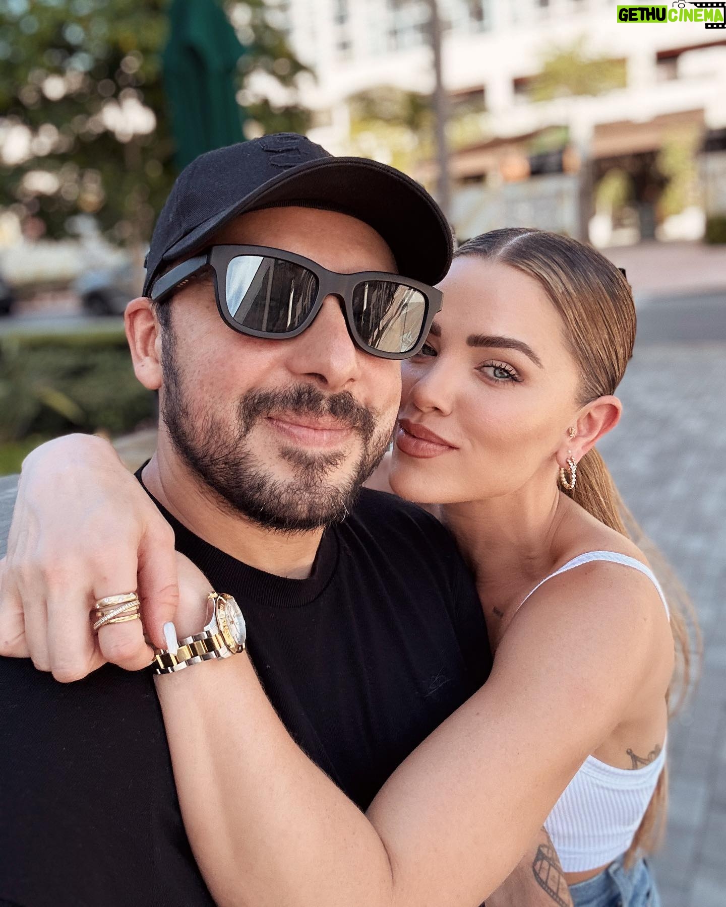 Thalí García Instagram - El matrimonio es complejo. El matrimonio es difícil. El matrimonio es retador. El matrimonio es desafiante. El matrimonio no es para todos. El matrimonio es monotonía. El matrimonio es reinventarse. El matrimonio es volver a intentar. El matrimonio es acompañamiento. El matrimonio es ternura. El matrimonio es pasión. El matrimonio es amor incondicional. El matrimonio es compromiso & libertad. El matrimonio es complicidad. El matrimonio es redituable. El matrimonio es sin duda: la decisión más longeva, más difícil de sostener, pero la más gratificante. Hace 7 años decidí caminar esta vida de tu mano y aunque por momentos pensé que esta historia había llegado a su fin, hoy te digo sí en el amor, sí, a seguir construyendo juntos, a guerrearla juntos, a seguir recorriéndonos el mundo tomados de la mano. Tener que despedirnos una vez más, es algo que no quisiera tener que hacer nunca más, pero la vida es para los valientes & el amor también, para quienes tienen el coraje de vivirla y de sentirlo. Así que nos toca seguirnos apoyándonos en nuestros sueños, así esos sueños nos lleven a códigos postales distintos de vez en cuando, creo en ti, me siento super orgullosa de tu talento y todo lo que haz & seguirás logrando, te mereces todo lo bueno que te sucede, tienes todo mi respeto y admiración. Gracias también, porqué desde que nos conocimos, nunca quisiste cortar mis alas, respetaste mi libertad, mi particular forma de ver la vida y eso hace que te ame, aún más. Te he echado mucho de menos, pero se que la espera valdrá la pena. @felipeaguilardulce 🐹♥️