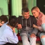 Thalí García Instagram - Mi papá tuvo un accidente hace 6 años, derivado del mismo, desarrolló demencia frontotemporal; una enfermedad sumamente cruel y degenerativa. Hace años que mi padre no sabe quienes somos, ni quién es el, recuerda muy pocas cosas en general. Ver desaparecer lentamente a un ser amado, es un tormento que no le deseo a nadie. Esta época que debería ser solo felicidad, ha sido muy complicada, en días pasados me dolía hasta respirar. Yo soy todo lo que soy gracias a la enseñanzas de mi viejo, fue un padre ejemplar y un ser humano maravilloso, generoso, simpático, daba: hasta lo que no tenía y cuando no tenía te regalaba una sonrisa ó el mejor consejo de tu vida. Le conté que el 2024 venía acompañado de un gran reto, una competencia muy fuerte, le dije que necesitaba de su consejo para ganar, después de toda la tarde intentar robarle unas palabras, me miró dulcemente y me dijo: “Dios te bendiga mijita”. Obviamente no era la respuesta que buscaba, pero vi en sus ojos el gran esfuerzo que hacía para seguir acompañándome y llegué a la inminente conclusión de que aunque mi padre se fuese pronto de este mundo, el vive y sigue existiendo a través de mi. Te dedico todo lo bueno que viene papá, lo recibiré con humildad y lo pelearé con mucha dignidad, te lo prometo por mi amor. Gracias mamá por no abandonar a mi padre, por tu inmenso amor y ternura, por la paciencia y la dedicación con la que sigues amándolo, eres todo lo que está bien en este mundo. Te homenajeo con toda mi admiración y respeto y le pido a la vida que me permita regresarte en esta vida tan solo un poco de lo mucho que nos das. A ustedes que leen: aprovechen, gocen a sus padres, ámenlos, abrácenlos, conversen con ellos. Yo daría mi reino por un café con mi apá. Y si a veces solo les muestro lo rosa que hay en mi vida, es porqué así mismo me enseñó el: veamos lo bueno de la vida, sonriamos al destino cuando nos de la espalda y atesoremos fuerte las oportunidades que la vida nos da. Este año que viene les deseo: amor y salud en compañía de sus seres queridos, por que si tienen eso: lo tienen todo! 🩵 Atte, La hija de Don Simón.