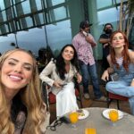 Thalí García Instagram – Que bonito ha sido poder compartir el set con mujeres tan hermosas y talentosas!!! Gracias por la oportunidad de estar aquí. 

@btfmedia @ivonnenino @starplusla @aislinnderbez @noe.santillan.lopez @mariannaburelli 

#dreamteam #comingsoon #starplusla #xoxo #entreparedes