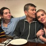 Thalí García Instagram - Mi papá tuvo un accidente hace 6 años, derivado del mismo, desarrolló demencia frontotemporal; una enfermedad sumamente cruel y degenerativa. Hace años que mi padre no sabe quienes somos, ni quién es el, recuerda muy pocas cosas en general. Ver desaparecer lentamente a un ser amado, es un tormento que no le deseo a nadie. Esta época que debería ser solo felicidad, ha sido muy complicada, en días pasados me dolía hasta respirar. Yo soy todo lo que soy gracias a la enseñanzas de mi viejo, fue un padre ejemplar y un ser humano maravilloso, generoso, simpático, daba: hasta lo que no tenía y cuando no tenía te regalaba una sonrisa ó el mejor consejo de tu vida. Le conté que el 2024 venía acompañado de un gran reto, una competencia muy fuerte, le dije que necesitaba de su consejo para ganar, después de toda la tarde intentar robarle unas palabras, me miró dulcemente y me dijo: “Dios te bendiga mijita”. Obviamente no era la respuesta que buscaba, pero vi en sus ojos el gran esfuerzo que hacía para seguir acompañándome y llegué a la inminente conclusión de que aunque mi padre se fuese pronto de este mundo, el vive y sigue existiendo a través de mi. Te dedico todo lo bueno que viene papá, lo recibiré con humildad y lo pelearé con mucha dignidad, te lo prometo por mi amor. Gracias mamá por no abandonar a mi padre, por tu inmenso amor y ternura, por la paciencia y la dedicación con la que sigues amándolo, eres todo lo que está bien en este mundo. Te homenajeo con toda mi admiración y respeto y le pido a la vida que me permita regresarte en esta vida tan solo un poco de lo mucho que nos das. A ustedes que leen: aprovechen, gocen a sus padres, ámenlos, abrácenlos, conversen con ellos. Yo daría mi reino por un café con mi apá. Y si a veces solo les muestro lo rosa que hay en mi vida, es porqué así mismo me enseñó el: veamos lo bueno de la vida, sonriamos al destino cuando nos de la espalda y atesoremos fuerte las oportunidades que la vida nos da. Este año que viene les deseo: amor y salud en compañía de sus seres queridos, por que si tienen eso: lo tienen todo! 🩵 Atte, La hija de Don Simón.