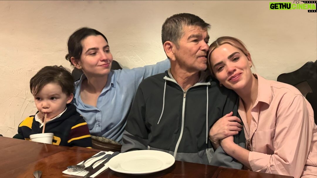 Thalí García Instagram - Mi papá tuvo un accidente hace 6 años, derivado del mismo, desarrolló demencia frontotemporal; una enfermedad sumamente cruel y degenerativa. Hace años que mi padre no sabe quienes somos, ni quién es el, recuerda muy pocas cosas en general. Ver desaparecer lentamente a un ser amado, es un tormento que no le deseo a nadie. Esta época que debería ser solo felicidad, ha sido muy complicada, en días pasados me dolía hasta respirar. Yo soy todo lo que soy gracias a la enseñanzas de mi viejo, fue un padre ejemplar y un ser humano maravilloso, generoso, simpático, daba: hasta lo que no tenía y cuando no tenía te regalaba una sonrisa ó el mejor consejo de tu vida. Le conté que el 2024 venía acompañado de un gran reto, una competencia muy fuerte, le dije que necesitaba de su consejo para ganar, después de toda la tarde intentar robarle unas palabras, me miró dulcemente y me dijo: “Dios te bendiga mijita”. Obviamente no era la respuesta que buscaba, pero vi en sus ojos el gran esfuerzo que hacía para seguir acompañándome y llegué a la inminente conclusión de que aunque mi padre se fuese pronto de este mundo, el vive y sigue existiendo a través de mi. Te dedico todo lo bueno que viene papá, lo recibiré con humildad y lo pelearé con mucha dignidad, te lo prometo por mi amor. Gracias mamá por no abandonar a mi padre, por tu inmenso amor y ternura, por la paciencia y la dedicación con la que sigues amándolo, eres todo lo que está bien en este mundo. Te homenajeo con toda mi admiración y respeto y le pido a la vida que me permita regresarte en esta vida tan solo un poco de lo mucho que nos das. A ustedes que leen: aprovechen, gocen a sus padres, ámenlos, abrácenlos, conversen con ellos. Yo daría mi reino por un café con mi apá. Y si a veces solo les muestro lo rosa que hay en mi vida, es porqué así mismo me enseñó el: veamos lo bueno de la vida, sonriamos al destino cuando nos de la espalda y atesoremos fuerte las oportunidades que la vida nos da. Este año que viene les deseo: amor y salud en compañía de sus seres queridos, por que si tienen eso: lo tienen todo! 🩵 Atte, La hija de Don Simón.