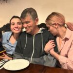 Thalí García Instagram - Mi papá tuvo un accidente hace 6 años, derivado del mismo, desarrolló demencia frontotemporal; una enfermedad sumamente cruel y degenerativa. Hace años que mi padre no sabe quienes somos, ni quién es el, recuerda muy pocas cosas en general. Ver desaparecer lentamente a un ser amado, es un tormento que no le deseo a nadie. Esta época que debería ser solo felicidad, ha sido muy complicada, en días pasados me dolía hasta respirar. Yo soy todo lo que soy gracias a la enseñanzas de mi viejo, fue un padre ejemplar y un ser humano maravilloso, generoso, simpático, daba: hasta lo que no tenía y cuando no tenía te regalaba una sonrisa ó el mejor consejo de tu vida. Le conté que el 2024 venía acompañado de un gran reto, una competencia muy fuerte, le dije que necesitaba de su consejo para ganar, después de toda la tarde intentar robarle unas palabras, me miró dulcemente y me dijo: “Dios te bendiga mijita”. Obviamente no era la respuesta que buscaba, pero vi en sus ojos el gran esfuerzo que hacía para seguir acompañándome y llegué a la inminente conclusión de que aunque mi padre se fuese pronto de este mundo, el vive y sigue existiendo a través de mi. Te dedico todo lo bueno que viene papá, lo recibiré con humildad y lo pelearé con mucha dignidad, te lo prometo por mi amor. Gracias mamá por no abandonar a mi padre, por tu inmenso amor y ternura, por la paciencia y la dedicación con la que sigues amándolo, eres todo lo que está bien en este mundo. Te homenajeo con toda mi admiración y respeto y le pido a la vida que me permita regresarte en esta vida tan solo un poco de lo mucho que nos das. A ustedes que leen: aprovechen, gocen a sus padres, ámenlos, abrácenlos, conversen con ellos. Yo daría mi reino por un café con mi apá. Y si a veces solo les muestro lo rosa que hay en mi vida, es porqué así mismo me enseñó el: veamos lo bueno de la vida, sonriamos al destino cuando nos de la espalda y atesoremos fuerte las oportunidades que la vida nos da. Este año que viene les deseo: amor y salud en compañía de sus seres queridos, por que si tienen eso: lo tienen todo! 🩵 Atte, La hija de Don Simón.