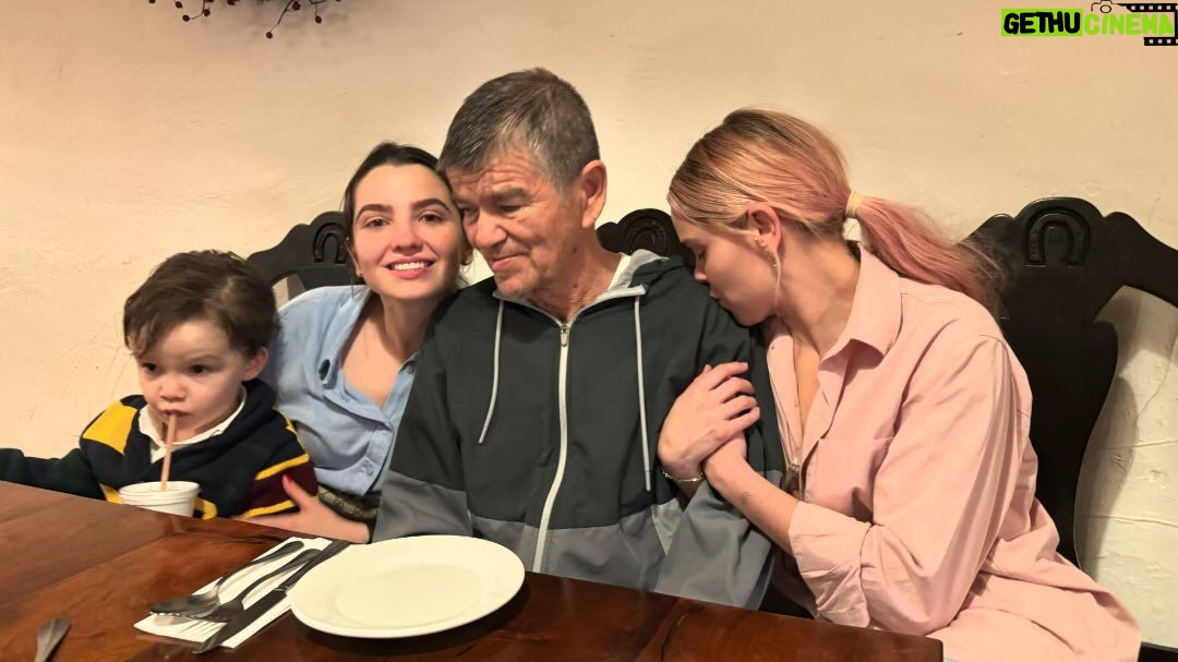 Thalí García Instagram - Mi papá tuvo un accidente hace 6 años, derivado del mismo, desarrolló demencia frontotemporal; una enfermedad sumamente cruel y degenerativa. Hace años que mi padre no sabe quienes somos, ni quién es el, recuerda muy pocas cosas en general. Ver desaparecer lentamente a un ser amado, es un tormento que no le deseo a nadie. Esta época que debería ser solo felicidad, ha sido muy complicada, en días pasados me dolía hasta respirar. Yo soy todo lo que soy gracias a la enseñanzas de mi viejo, fue un padre ejemplar y un ser humano maravilloso, generoso, simpático, daba: hasta lo que no tenía y cuando no tenía te regalaba una sonrisa ó el mejor consejo de tu vida. Le conté que el 2024 venía acompañado de un gran reto, una competencia muy fuerte, le dije que necesitaba de su consejo para ganar, después de toda la tarde intentar robarle unas palabras, me miró dulcemente y me dijo: “Dios te bendiga mijita”. Obviamente no era la respuesta que buscaba, pero vi en sus ojos el gran esfuerzo que hacía para seguir acompañándome y llegué a la inminente conclusión de que aunque mi padre se fuese pronto de este mundo, el vive y sigue existiendo a través de mi. Te dedico todo lo bueno que viene papá, lo recibiré con humildad y lo pelearé con mucha dignidad, te lo prometo por mi amor. Gracias mamá por no abandonar a mi padre, por tu inmenso amor y ternura, por la paciencia y la dedicación con la que sigues amándolo, eres todo lo que está bien en este mundo. Te homenajeo con toda mi admiración y respeto y le pido a la vida que me permita regresarte en esta vida tan solo un poco de lo mucho que nos das. A ustedes que leen: aprovechen, gocen a sus padres, ámenlos, abrácenlos, conversen con ellos. Yo daría mi reino por un café con mi apá. Y si a veces solo les muestro lo rosa que hay en mi vida, es porqué así mismo me enseñó el: veamos lo bueno de la vida, sonriamos al destino cuando nos de la espalda y atesoremos fuerte las oportunidades que la vida nos da. Este año que viene les deseo: amor y salud en compañía de sus seres queridos, por que si tienen eso: lo tienen todo! 🩵 Atte, La hija de Don Simón.