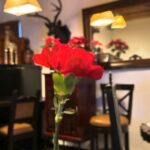 Thalí García Instagram - Mi papá tuvo un accidente hace 6 años, derivado del mismo, desarrolló demencia frontotemporal; una enfermedad sumamente cruel y degenerativa. Hace años que mi padre no sabe quienes somos, ni quién es el, recuerda muy pocas cosas en general. Ver desaparecer lentamente a un ser amado, es un tormento que no le deseo a nadie. Esta época que debería ser solo felicidad, ha sido muy complicada, en días pasados me dolía hasta respirar. Yo soy todo lo que soy gracias a la enseñanzas de mi viejo, fue un padre ejemplar y un ser humano maravilloso, generoso, simpático, daba: hasta lo que no tenía y cuando no tenía te regalaba una sonrisa ó el mejor consejo de tu vida. Le conté que el 2024 venía acompañado de un gran reto, una competencia muy fuerte, le dije que necesitaba de su consejo para ganar, después de toda la tarde intentar robarle unas palabras, me miró dulcemente y me dijo: “Dios te bendiga mijita”. Obviamente no era la respuesta que buscaba, pero vi en sus ojos el gran esfuerzo que hacía para seguir acompañándome y llegué a la inminente conclusión de que aunque mi padre se fuese pronto de este mundo, el vive y sigue existiendo a través de mi. Te dedico todo lo bueno que viene papá, lo recibiré con humildad y lo pelearé con mucha dignidad, te lo prometo por mi amor. Gracias mamá por no abandonar a mi padre, por tu inmenso amor y ternura, por la paciencia y la dedicación con la que sigues amándolo, eres todo lo que está bien en este mundo. Te homenajeo con toda mi admiración y respeto y le pido a la vida que me permita regresarte en esta vida tan solo un poco de lo mucho que nos das. A ustedes que leen: aprovechen, gocen a sus padres, ámenlos, abrácenlos, conversen con ellos. Yo daría mi reino por un café con mi apá. Y si a veces solo les muestro lo rosa que hay en mi vida, es porqué así mismo me enseñó el: veamos lo bueno de la vida, sonriamos al destino cuando nos de la espalda y atesoremos fuerte las oportunidades que la vida nos da. Este año que viene les deseo: amor y salud en compañía de sus seres queridos, por que si tienen eso: lo tienen todo! 🩵 Atte, La hija de Don Simón.