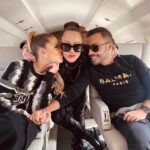 Thalí García Instagram - When family says JUMP, you say: HOW HIGH? ✈️❤️‍🔥 Yo tenía 14 años cuando conocí a Gabi, automáticamente se convertiría en mi mejor amiga, ella me vio en medio de un mundo donde todo me hacía sentir invisible. Ella me inspiró junto con mis padres a siempre creer en mi, a que me fuera de Hermosillo a perseguir un sueño. Sueño que muchas veces pareció imposible. Con los años apareció Gabo, el otro mejor amigo que no soportaba porque tóxica si soy y a gabi la quería solo para mí; aprendimos a compartirla, con el tiempo nos convertimos en los 3 mosqueteros, amigos por casualidad, familia por elección. Después de 17 años de amistad, un divorcio, la llegada de un nuevo integrante y 2 niños maravillosos, hoy esos 3 mosqueteros se convirtieron en 4. Aparte de mis padres, mi hermana y mis hijos. Estos 3 seres son: mi verdadera resistencia. Los amigos, en realidad son la familia que nosotros elegimos para compartir lo bueno y lo malo. No se necesitan muchos, se necesitan verdaderos. Lealtad y agradecimiento, dos valores importantes que muchos deberían de aprender. Que ruede el mundo, nosotros juntos pa’ siempre. Let’s be honest, en colaboración con @jetstimemx somos todavía mas chingones. 😛😛😛🔥 #jetsetter