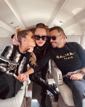 Thalí García Instagram - When family says JUMP, you say: HOW HIGH? ✈️❤️‍🔥

Yo tenía 14 años cuando conocí a Gabi, automáticamente se convertiría en mi mejor amiga, ella me vio en medio de un mundo donde todo me hacía sentir invisible. Ella me inspiró junto con mis padres a siempre creer en mi, a que me fuera de Hermosillo a perseguir un sueño. Sueño que muchas veces pareció imposible. Con los años apareció Gabo, el otro mejor amigo que no soportaba porque  tóxica si soy y a gabi la quería solo para mí; aprendimos a compartirla, con el tiempo nos convertimos en los 3 mosqueteros, amigos por casualidad, familia por elección. Después de 17 años de amistad, un divorcio, la llegada de un nuevo integrante y 2 niños maravillosos, hoy esos 3 mosqueteros se convirtieron en 4. Aparte de mis padres, mi hermana y mis hijos. Estos 3 seres son: mi verdadera resistencia. Los amigos, en realidad son la familia que nosotros elegimos para compartir lo bueno y lo malo. No se necesitan muchos, se necesitan verdaderos. Lealtad y agradecimiento, dos valores importantes que muchos deberían de aprender. Que ruede el mundo, nosotros juntos pa’ siempre. 

Let’s be honest, en colaboración con @jetstimemx somos todavía mas chingones. 😛😛😛🔥

#jetsetter