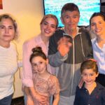 Thalí García Instagram - Mi papá tuvo un accidente hace 6 años, derivado del mismo, desarrolló demencia frontotemporal; una enfermedad sumamente cruel y degenerativa. Hace años que mi padre no sabe quienes somos, ni quién es el, recuerda muy pocas cosas en general. Ver desaparecer lentamente a un ser amado, es un tormento que no le deseo a nadie. Esta época que debería ser solo felicidad, ha sido muy complicada, en días pasados me dolía hasta respirar. Yo soy todo lo que soy gracias a la enseñanzas de mi viejo, fue un padre ejemplar y un ser humano maravilloso, generoso, simpático, daba: hasta lo que no tenía y cuando no tenía te regalaba una sonrisa ó el mejor consejo de tu vida. Le conté que el 2024 venía acompañado de un gran reto, una competencia muy fuerte, le dije que necesitaba de su consejo para ganar, después de toda la tarde intentar robarle unas palabras, me miró dulcemente y me dijo: “Dios te bendiga mijita”. Obviamente no era la respuesta que buscaba, pero vi en sus ojos el gran esfuerzo que hacía para seguir acompañándome y llegué a la inminente conclusión de que aunque mi padre se fuese pronto de este mundo, el vive y sigue existiendo a través de mi. Te dedico todo lo bueno que viene papá, lo recibiré con humildad y lo pelearé con mucha dignidad, te lo prometo por mi amor. Gracias mamá por no abandonar a mi padre, por tu inmenso amor y ternura, por la paciencia y la dedicación con la que sigues amándolo, eres todo lo que está bien en este mundo. Te homenajeo con toda mi admiración y respeto y le pido a la vida que me permita regresarte en esta vida tan solo un poco de lo mucho que nos das. A ustedes que leen: aprovechen, gocen a sus padres, ámenlos, abrácenlos, conversen con ellos. Yo daría mi reino por un café con mi apá. Y si a veces solo les muestro lo rosa que hay en mi vida, es porqué así mismo me enseñó el: veamos lo bueno de la vida, sonriamos al destino cuando nos de la espalda y atesoremos fuerte las oportunidades que la vida nos da. Este año que viene les deseo: amor y salud en compañía de sus seres queridos, por que si tienen eso: lo tienen todo! 🩵 Atte, La hija de Don Simón.
