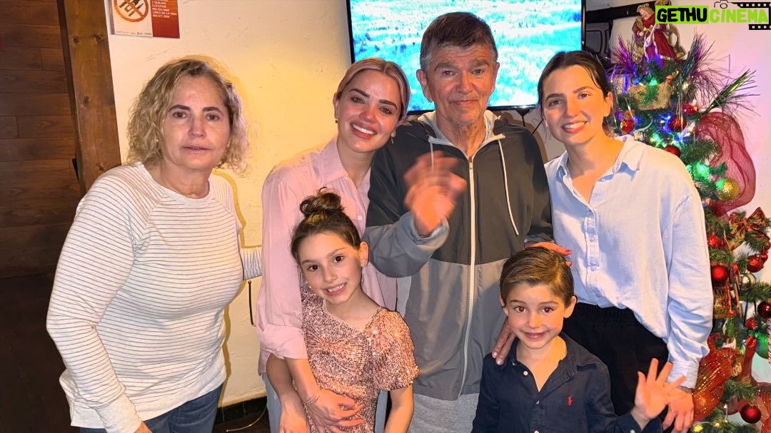 Thalí García Instagram - Mi papá tuvo un accidente hace 6 años, derivado del mismo, desarrolló demencia frontotemporal; una enfermedad sumamente cruel y degenerativa. Hace años que mi padre no sabe quienes somos, ni quién es el, recuerda muy pocas cosas en general. Ver desaparecer lentamente a un ser amado, es un tormento que no le deseo a nadie. Esta época que debería ser solo felicidad, ha sido muy complicada, en días pasados me dolía hasta respirar. Yo soy todo lo que soy gracias a la enseñanzas de mi viejo, fue un padre ejemplar y un ser humano maravilloso, generoso, simpático, daba: hasta lo que no tenía y cuando no tenía te regalaba una sonrisa ó el mejor consejo de tu vida. Le conté que el 2024 venía acompañado de un gran reto, una competencia muy fuerte, le dije que necesitaba de su consejo para ganar, después de toda la tarde intentar robarle unas palabras, me miró dulcemente y me dijo: “Dios te bendiga mijita”. Obviamente no era la respuesta que buscaba, pero vi en sus ojos el gran esfuerzo que hacía para seguir acompañándome y llegué a la inminente conclusión de que aunque mi padre se fuese pronto de este mundo, el vive y sigue existiendo a través de mi. Te dedico todo lo bueno que viene papá, lo recibiré con humildad y lo pelearé con mucha dignidad, te lo prometo por mi amor. Gracias mamá por no abandonar a mi padre, por tu inmenso amor y ternura, por la paciencia y la dedicación con la que sigues amándolo, eres todo lo que está bien en este mundo. Te homenajeo con toda mi admiración y respeto y le pido a la vida que me permita regresarte en esta vida tan solo un poco de lo mucho que nos das. A ustedes que leen: aprovechen, gocen a sus padres, ámenlos, abrácenlos, conversen con ellos. Yo daría mi reino por un café con mi apá. Y si a veces solo les muestro lo rosa que hay en mi vida, es porqué así mismo me enseñó el: veamos lo bueno de la vida, sonriamos al destino cuando nos de la espalda y atesoremos fuerte las oportunidades que la vida nos da. Este año que viene les deseo: amor y salud en compañía de sus seres queridos, por que si tienen eso: lo tienen todo! 🩵 Atte, La hija de Don Simón.