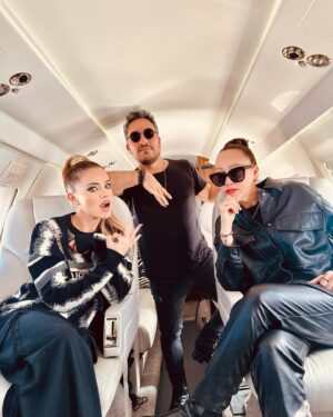 Thalí García Instagram - When family says JUMP, you say: HOW HIGH? ✈️❤️‍🔥

Yo tenía 14 años cuando conocí a Gabi, automáticamente se convertiría en mi mejor amiga, ella me vio en medio de un mundo donde todo me hacía sentir invisible. Ella me inspiró junto con mis padres a siempre creer en mi, a que me fuera de Hermosillo a perseguir un sueño. Sueño que muchas veces pareció imposible. Con los años apareció Gabo, el otro mejor amigo que no soportaba porque  tóxica si soy y a gabi la quería solo para mí; aprendimos a compartirla, con el tiempo nos convertimos en los 3 mosqueteros, amigos por casualidad, familia por elección. Después de 17 años de amistad, un divorcio, la llegada de un nuevo integrante y 2 niños maravillosos, hoy esos 3 mosqueteros se convirtieron en 4. Aparte de mis padres, mi hermana y mis hijos. Estos 3 seres son: mi verdadera resistencia. Los amigos, en realidad son la familia que nosotros elegimos para compartir lo bueno y lo malo. No se necesitan muchos, se necesitan verdaderos. Lealtad y agradecimiento, dos valores importantes que muchos deberían de aprender. Que ruede el mundo, nosotros juntos pa’ siempre. 

Let’s be honest, en colaboración con @jetstimemx somos todavía mas chingones. 😛😛😛🔥

#jetsetter