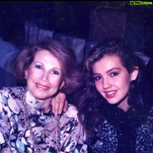 Thalía Instagram - Es increíble como a pesar del paso del tiempo, sigues más presente que nunca. Es inevitable que cuando tengo una alegría o algo bello que quiero compartir, lo primero primero que hago es agarrar mi teléfono y tratar de llamarte. Cada semana trato por instinto de mandarte alguna foto divertida, o de comentarte alguna locura que se me ocurrió, y cada semana me doy de frente contra la pared de la distancia, y de la realidad de que ya no estás aquí tangible. Madre mía, fuiste la mejor y sembraste en mí solo amor, fortaleza, determinación, constancia, amor por la vida, pero sobre todo, la fe en Dios que es mi brújula en este planeta. Yo sé que estás feliz gozándote en un lugar hermoso cerca de Él y hasta allá te mando un beso y un abrazo, y quiero que sepas que te agradezco enormemente todo lo que hiciste con las herramientas que tuviste para hacerme la mujer que soy hoy día. 💕 ¡Te amo madre mía! ¡Feliz día! Te celebro con mi corazón.