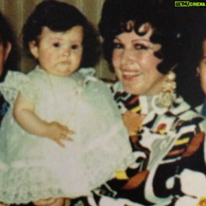 Thalía Instagram - Es increíble como a pesar del paso del tiempo, sigues más presente que nunca. Es inevitable que cuando tengo una alegría o algo bello que quiero compartir, lo primero primero que hago es agarrar mi teléfono y tratar de llamarte. Cada semana trato por instinto de mandarte alguna foto divertida, o de comentarte alguna locura que se me ocurrió, y cada semana me doy de frente contra la pared de la distancia, y de la realidad de que ya no estás aquí tangible. Madre mía, fuiste la mejor y sembraste en mí solo amor, fortaleza, determinación, constancia, amor por la vida, pero sobre todo, la fe en Dios que es mi brújula en este planeta. Yo sé que estás feliz gozándote en un lugar hermoso cerca de Él y hasta allá te mando un beso y un abrazo, y quiero que sepas que te agradezco enormemente todo lo que hiciste con las herramientas que tuviste para hacerme la mujer que soy hoy día. 💕 ¡Te amo madre mía! ¡Feliz día! Te celebro con mi corazón.