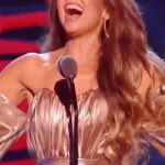 Thalía Instagram - Wow, unos de mis fans compartieron hoy este edit. Y estoy realmente conmovida. 🤍 Gracias a estos maravillosos artistas por honrarme con sus palabras😱🥹 Me siento muy agradecida y afortunada de poder ser inspiración para ustedes. Que viva la música, que viva el arte. GRACIAS🥹🙏🏼 #Repost @thaliathelegend ・・・ Celebrando a la inigualable reina del pop latino quise hacer un recorrido por algunos artistas que humildemente valoran a este icono de generaciones como lo es @Thalia. Con más de 30 años en la cima, Thalia no solo ha sido una voz icónica en la música y la actuación sino también una fuente de inspiración para las nuevas generaciones de cantantes y actores sino que también es un verdadero símbolo de la cultura pop mundial. Desde sus primeros éxitos hasta sus recientes hits, ha demostrado una y otra vez por qué sigue siendo la reina indiscutible. Su talento, carisma y pasión la han llevado a conquistar corazones en todo el mundo, dejando un legado imborrable. ¡Viva Thalia, la eterna reina del pop latino! 🎶 Gracias @daniel.calle_ por entender tan bien esta idea y llevarla a la realidad para mí. Gracias a los fans que me ayudaron en la recopilación de vídeos @flaviatropia @lucasecnn @cared.maldonado y @christian_jaesnoui. Unidos siempre por la reina absoluta del pop latino. 👑 #Thalía #ReinaDelPopLatino #30AñosDeCarrera