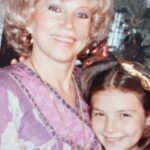 Thalía Instagram - Es increíble como a pesar del paso del tiempo, sigues más presente que nunca. Es inevitable que cuando tengo una alegría o algo bello que quiero compartir, lo primero primero que hago es agarrar mi teléfono y tratar de llamarte. Cada semana trato por instinto de mandarte alguna foto divertida, o de comentarte alguna locura que se me ocurrió, y cada semana me doy de frente contra la pared de la distancia, y de la realidad de que ya no estás aquí tangible. Madre mía, fuiste la mejor y sembraste en mí solo amor, fortaleza, determinación, constancia, amor por la vida, pero sobre todo, la fe en Dios que es mi brújula en este planeta. Yo sé que estás feliz gozándote en un lugar hermoso cerca de Él y hasta allá te mando un beso y un abrazo, y quiero que sepas que te agradezco enormemente todo lo que hiciste con las herramientas que tuviste para hacerme la mujer que soy hoy día. 💕 ¡Te amo madre mía! ¡Feliz día! Te celebro con mi corazón.