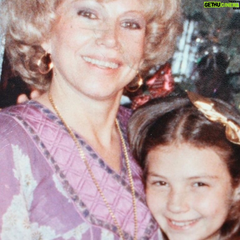 Thalía Instagram - Es increíble como a pesar del paso del tiempo, sigues más presente que nunca. Es inevitable que cuando tengo una alegría o algo bello que quiero compartir, lo primero primero que hago es agarrar mi teléfono y tratar de llamarte. Cada semana trato por instinto de mandarte alguna foto divertida, o de comentarte alguna locura que se me ocurrió, y cada semana me doy de frente contra la pared de la distancia, y de la realidad de que ya no estás aquí tangible. Madre mía, fuiste la mejor y sembraste en mí solo amor, fortaleza, determinación, constancia, amor por la vida, pero sobre todo, la fe en Dios que es mi brújula en este planeta. Yo sé que estás feliz gozándote en un lugar hermoso cerca de Él y hasta allá te mando un beso y un abrazo, y quiero que sepas que te agradezco enormemente todo lo que hiciste con las herramientas que tuviste para hacerme la mujer que soy hoy día. 💕 ¡Te amo madre mía! ¡Feliz día! Te celebro con mi corazón.