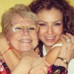Thalía Instagram - Es increíble como a pesar del paso del tiempo, sigues más presente que nunca. Es inevitable que cuando tengo una alegría o algo bello que quiero compartir, lo primero primero que hago es agarrar mi teléfono y tratar de llamarte. Cada semana trato por instinto de mandarte alguna foto divertida, o de comentarte alguna locura que se me ocurrió, y cada semana me doy de frente contra la pared de la distancia, y de la realidad de que ya no estás aquí tangible. Madre mía, fuiste la mejor y sembraste en mí solo amor, fortaleza, determinación, constancia, amor por la vida, pero sobre todo, la fe en Dios que es mi brújula en este planeta. Yo sé que estás feliz gozándote en un lugar hermoso cerca de Él y hasta allá te mando un beso y un abrazo, y quiero que sepas que te agradezco enormemente todo lo que hiciste con las herramientas que tuviste para hacerme la mujer que soy hoy día. 💕 ¡Te amo madre mía! ¡Feliz día! Te celebro con mi corazón.
