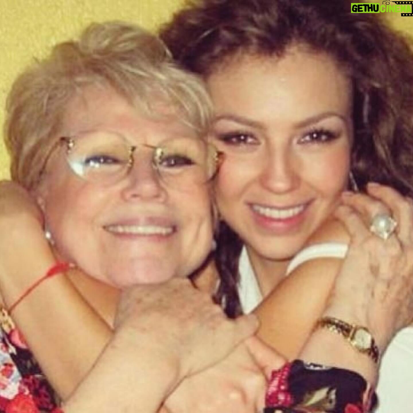 Thalía Instagram - Es increíble como a pesar del paso del tiempo, sigues más presente que nunca. Es inevitable que cuando tengo una alegría o algo bello que quiero compartir, lo primero primero que hago es agarrar mi teléfono y tratar de llamarte. Cada semana trato por instinto de mandarte alguna foto divertida, o de comentarte alguna locura que se me ocurrió, y cada semana me doy de frente contra la pared de la distancia, y de la realidad de que ya no estás aquí tangible. Madre mía, fuiste la mejor y sembraste en mí solo amor, fortaleza, determinación, constancia, amor por la vida, pero sobre todo, la fe en Dios que es mi brújula en este planeta. Yo sé que estás feliz gozándote en un lugar hermoso cerca de Él y hasta allá te mando un beso y un abrazo, y quiero que sepas que te agradezco enormemente todo lo que hiciste con las herramientas que tuviste para hacerme la mujer que soy hoy día. 💕 ¡Te amo madre mía! ¡Feliz día! Te celebro con mi corazón.