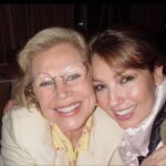 Thalía Instagram - Es increíble como a pesar del paso del tiempo, sigues más presente que nunca. Es inevitable que cuando tengo una alegría o algo bello que quiero compartir, lo primero primero que hago es agarrar mi teléfono y tratar de llamarte. Cada semana trato por instinto de mandarte alguna foto divertida, o de comentarte alguna locura que se me ocurrió, y cada semana me doy de frente contra la pared de la distancia, y de la realidad de que ya no estás aquí tangible. Madre mía, fuiste la mejor y sembraste en mí solo amor, fortaleza, determinación, constancia, amor por la vida, pero sobre todo, la fe en Dios que es mi brújula en este planeta. Yo sé que estás feliz gozándote en un lugar hermoso cerca de Él y hasta allá te mando un beso y un abrazo, y quiero que sepas que te agradezco enormemente todo lo que hiciste con las herramientas que tuviste para hacerme la mujer que soy hoy día. 💕 ¡Te amo madre mía! ¡Feliz día! Te celebro con mi corazón.