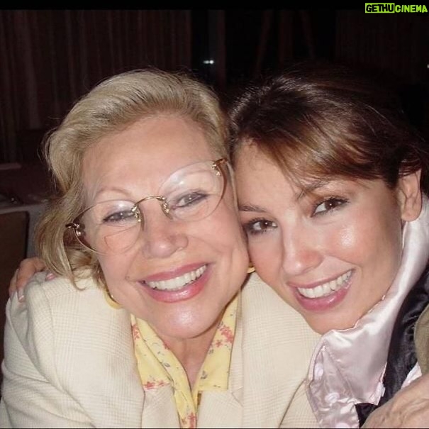 Thalía Instagram - Es increíble como a pesar del paso del tiempo, sigues más presente que nunca. Es inevitable que cuando tengo una alegría o algo bello que quiero compartir, lo primero primero que hago es agarrar mi teléfono y tratar de llamarte. Cada semana trato por instinto de mandarte alguna foto divertida, o de comentarte alguna locura que se me ocurrió, y cada semana me doy de frente contra la pared de la distancia, y de la realidad de que ya no estás aquí tangible. Madre mía, fuiste la mejor y sembraste en mí solo amor, fortaleza, determinación, constancia, amor por la vida, pero sobre todo, la fe en Dios que es mi brújula en este planeta. Yo sé que estás feliz gozándote en un lugar hermoso cerca de Él y hasta allá te mando un beso y un abrazo, y quiero que sepas que te agradezco enormemente todo lo que hiciste con las herramientas que tuviste para hacerme la mujer que soy hoy día. 💕 ¡Te amo madre mía! ¡Feliz día! Te celebro con mi corazón.