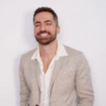 Thales Bretas Instagram - O Natal está chegando, e sei que essa data pode trazer tristeza para algumas pessoas, mas também traz momentos de reflexão, alegria e reaproximação para muitas outras! A maioria tem uma história pra contar, uma tradição pra seguir, uma lembrança boa… Aqui em casa a gente ama fazer o “Amigo Oculto” pra homenagear quem a gente ama e tem pouca oportunidade pra dizer, e também o “Inimigo Oculto” pra dar humor e leveza pra questões familiares por vezes incômodas! Você já fez na sua família? Me conta o que você faz pra unir, reencontrar pessoas amadas e diversas?