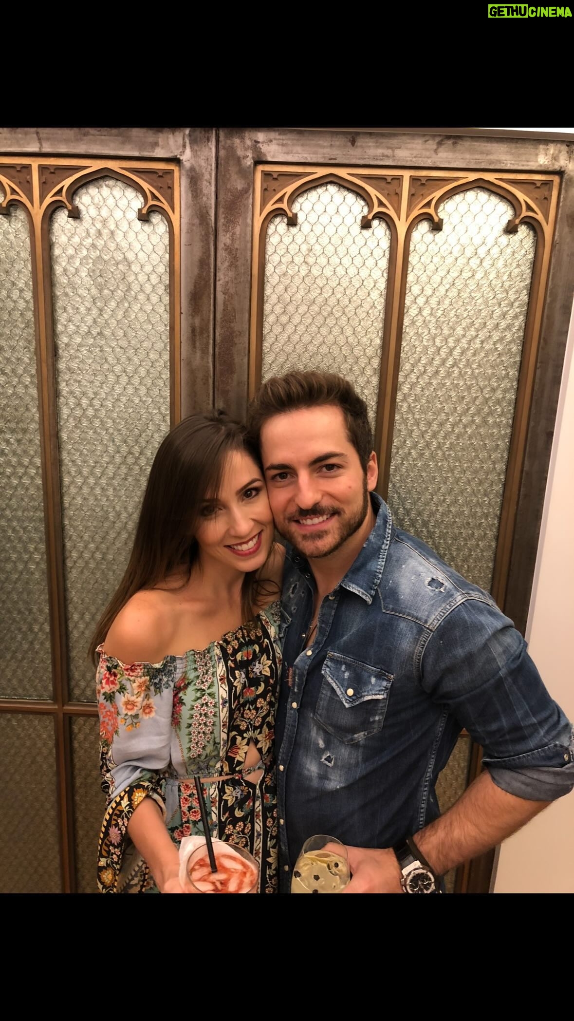 Thales Bretas Instagram - Kika, minha amiga há mais de 22 anos. Ja vivemos tantas coisas juntos! As vezes fisicamente distantes. Mas sempre conectados em pensamento e carinho. Muitos carnavais, aniversários, nossos casamentos, a minha paternidade, e agora a sua maternidade! Muita coisa ainda viveremos, espero poder sempre vibrar contigo as vitórias, e ser um alento nas adversidades da vida! E que a sua seja longa e linda! Te amo! Viva você, e agora Serena também! 🤍