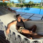 Thales Bretas Instagram – Sem filtro no paraíso!
Dias maravilhosos em família na @casadatrindademamucabinhas ! 
Que lugar lindo!
Mar quentinho, pessoal acolhedor…
Recarregando as energias e vivendo momentos que vão ficar na memória pra sempre!
Esse é um dos meus cantinhos favoritos…
Obrigado Deus! Obrigado Pernambuco!
📸 @tamarabretas.photography